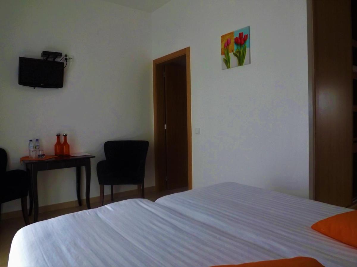 Casa Ceedina Bed And Breakfast & Beauty Batalha Exterior photo